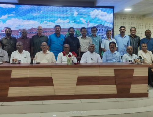 Retired Professors of Botany Dept. along with 84-87 UG & 87-89 PG Batches – Guruvandanam at the Kaviprathibha Hall🙏🙏🙏